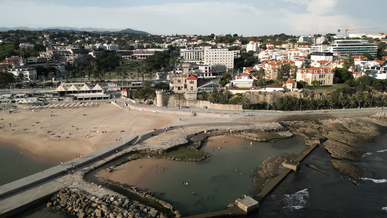amplia toma de drones alejándose del castillo de la costa en lisboa, portugal
