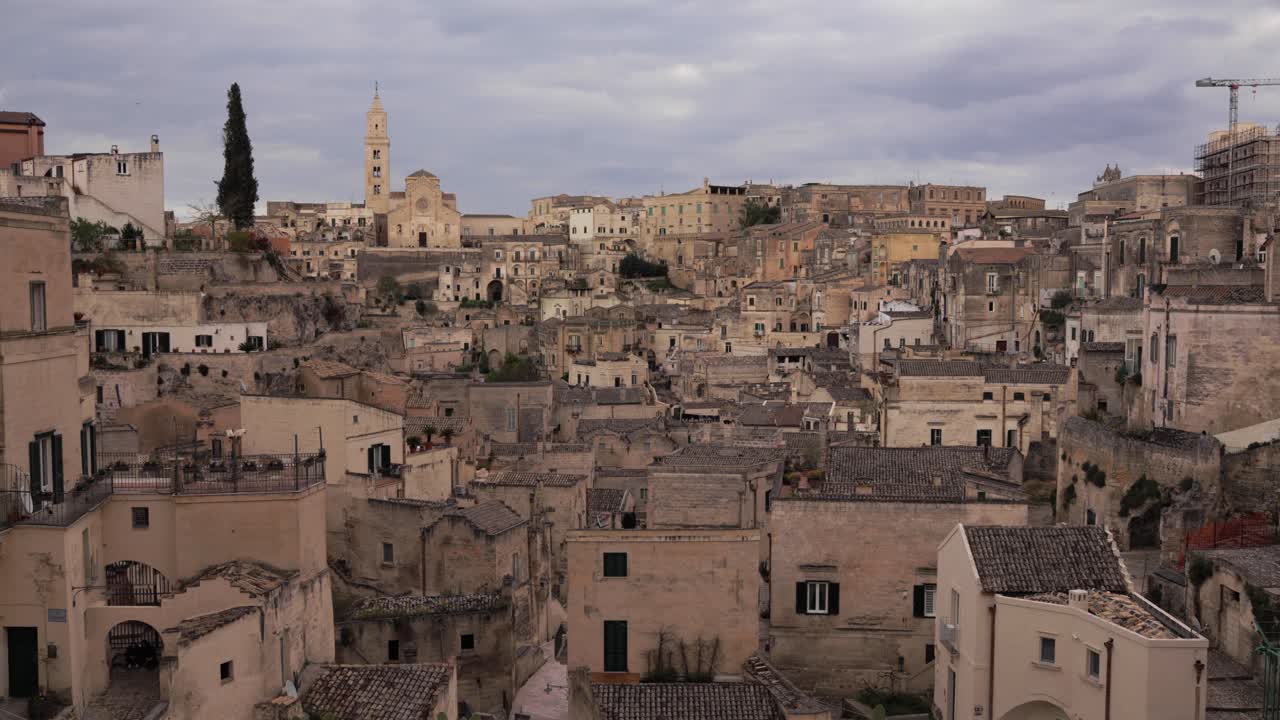 Stabilny panoramiczny widok na Materę, miejski krajobraz z cudownymi zabytkami historycznymi, kościołem i jaskiniami.