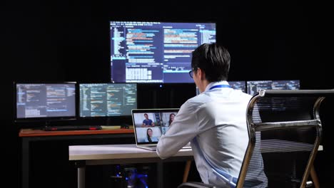 programador en una videoconferencia
