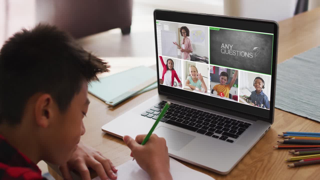 escolar que usa una computadora portátil para una lección en línea en casa, con un maestro y una clase diversos en la pantalla
