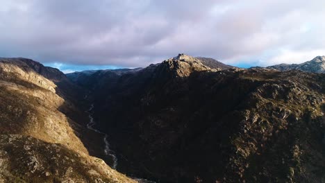 imágenes de drones del valle del cañón de la montaña