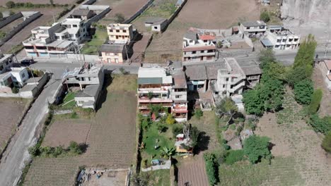 dron vuela sobre la ciudad cerca del lago san pablo
