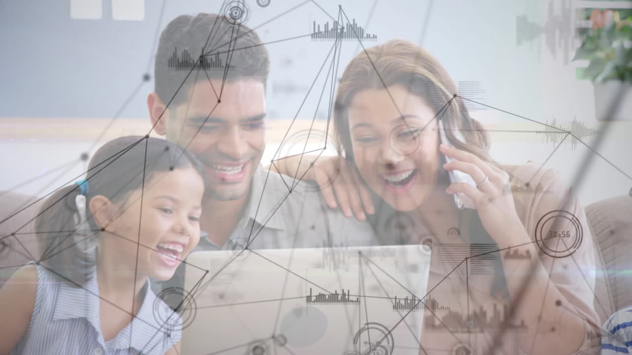 red de conexiones contra la familia que tiene una videollamada en la computadora portátil en casa