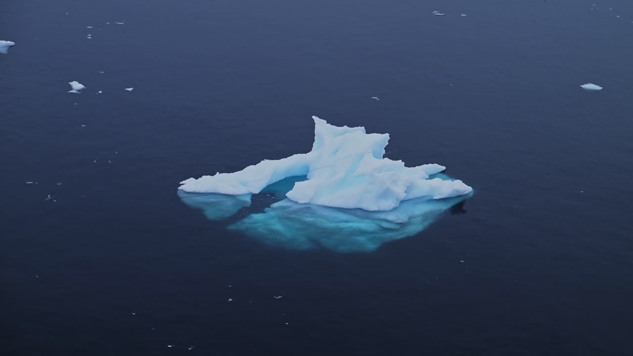 남극의 바다 얼음: 바다에서 떠 있는 작은 얼음 조각, 남극의 해수욕장, 남극 반도의 빙산, 겨울의 바다, 어두운 배경의 해양 풍경