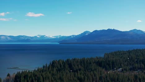 avión no tripulado disparado en la costa del lago tahoe en un día soleado