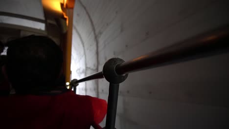 Saliendo-De-Un-Túnel-Trayendo-Luz-Y-Colores.