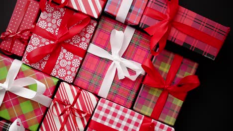 Top-view-of-wrapped-Christmas-presents-laid-on-the-black-background