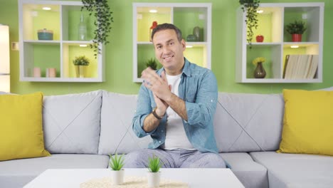 bravo, hombre aplaudiendo felicitaciones, regocijándose y orgulloso.