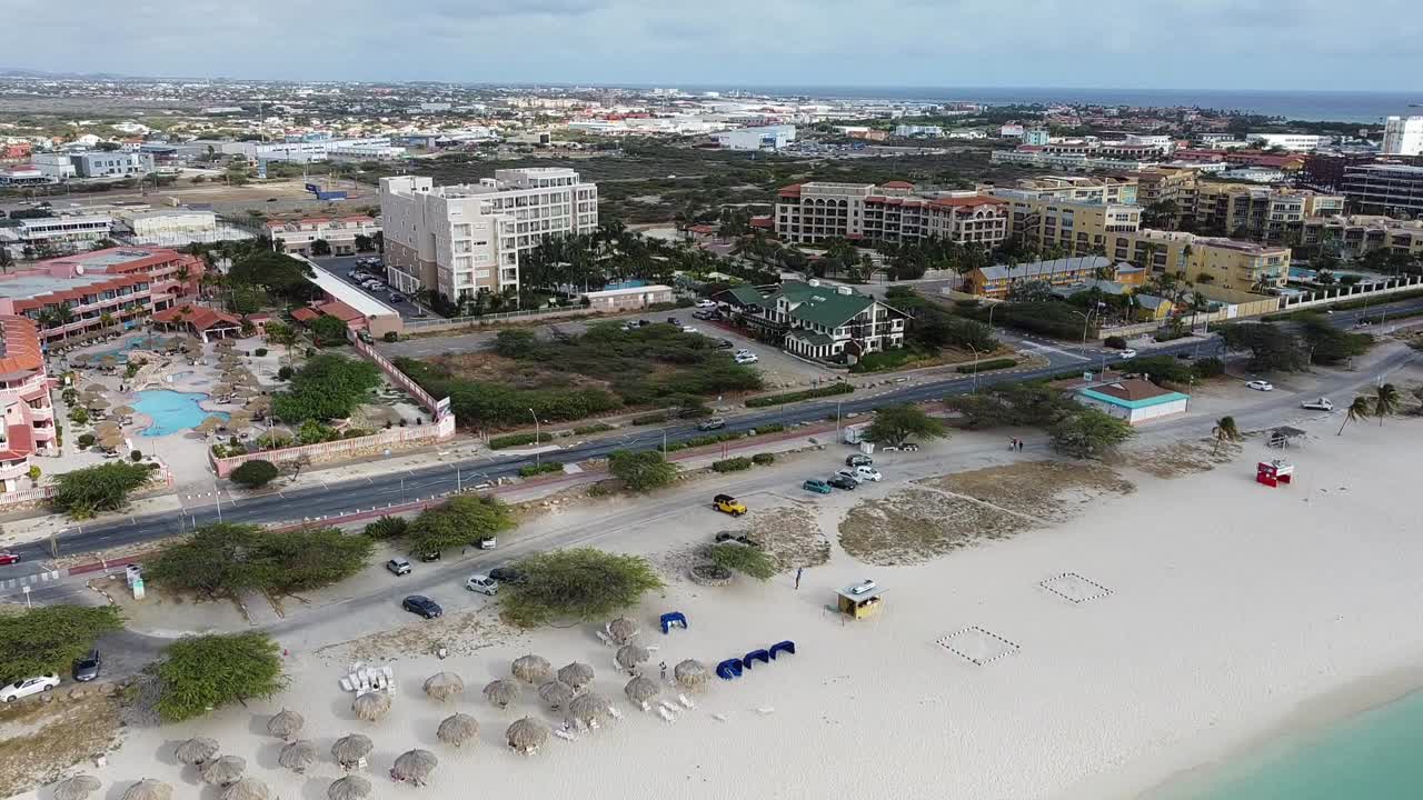 Cảnh quay drone từ trên cao bãi biển Eagle, các khu nghỉ dưỡng khách sạn ở Aruba