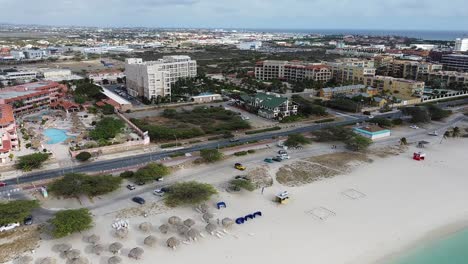 -Luftdrohnenaufnahme-Von-Eagle-Beach,-Hotelresorts-Auf-Aruba