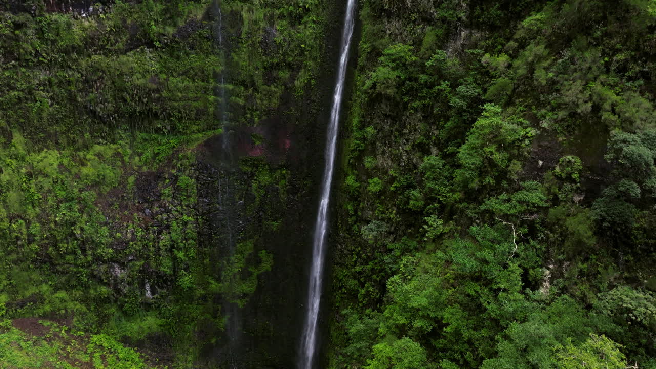 gran cascada en levada caldeirao verde, madeira, portugal - toma aérea de drones