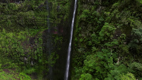 Großer-Wasserfall-In-Der-Levada-Caldao-Verde,-Madeira,-Portugal---Drohnenaufnahme-Aus-Der-Luft