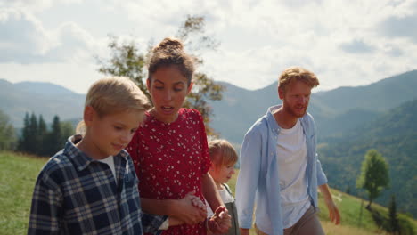 Familienruhe-Wandern-Bergwiese-Sonniger-Tag.-Eltern-Sprechen-Kinder-Auf-Einem-Hügel