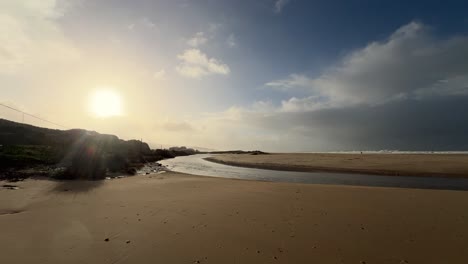 Vista-Estática-De-Una-Playa-Soleada-Con-Una-Parte-Del-Mar-En-Retroceso.