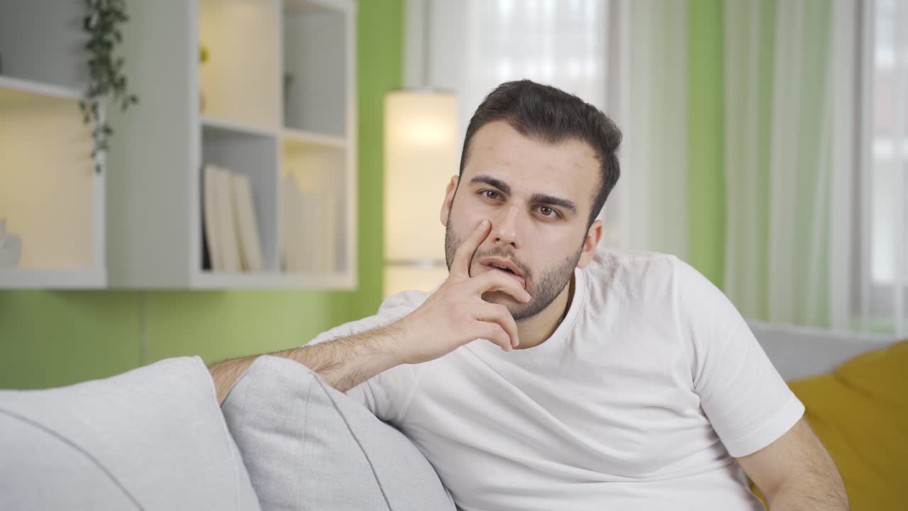 Uomo con problemi di salute mentale pensieroso a casa