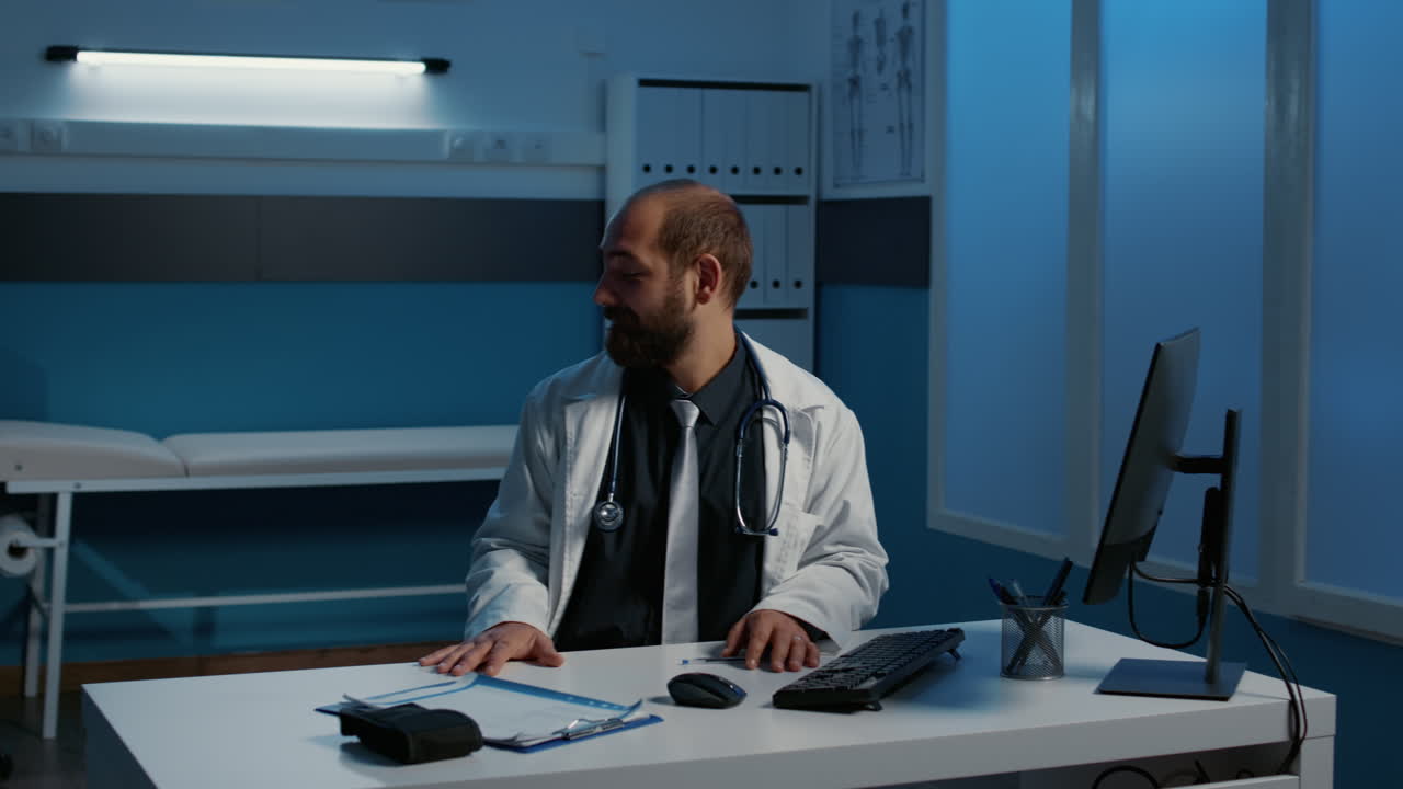 Professionisti medici che collaborano in ufficio