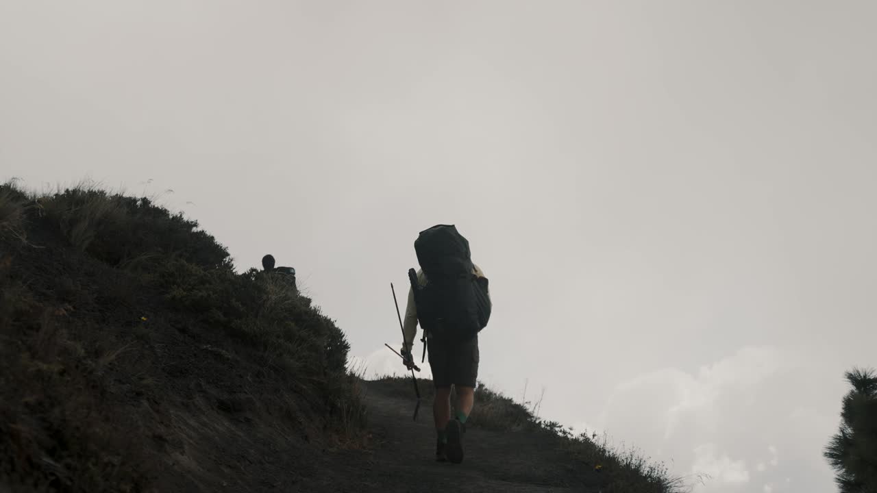 vista de atrás de un excursionista subiendo al volcán acatenango en guatemala