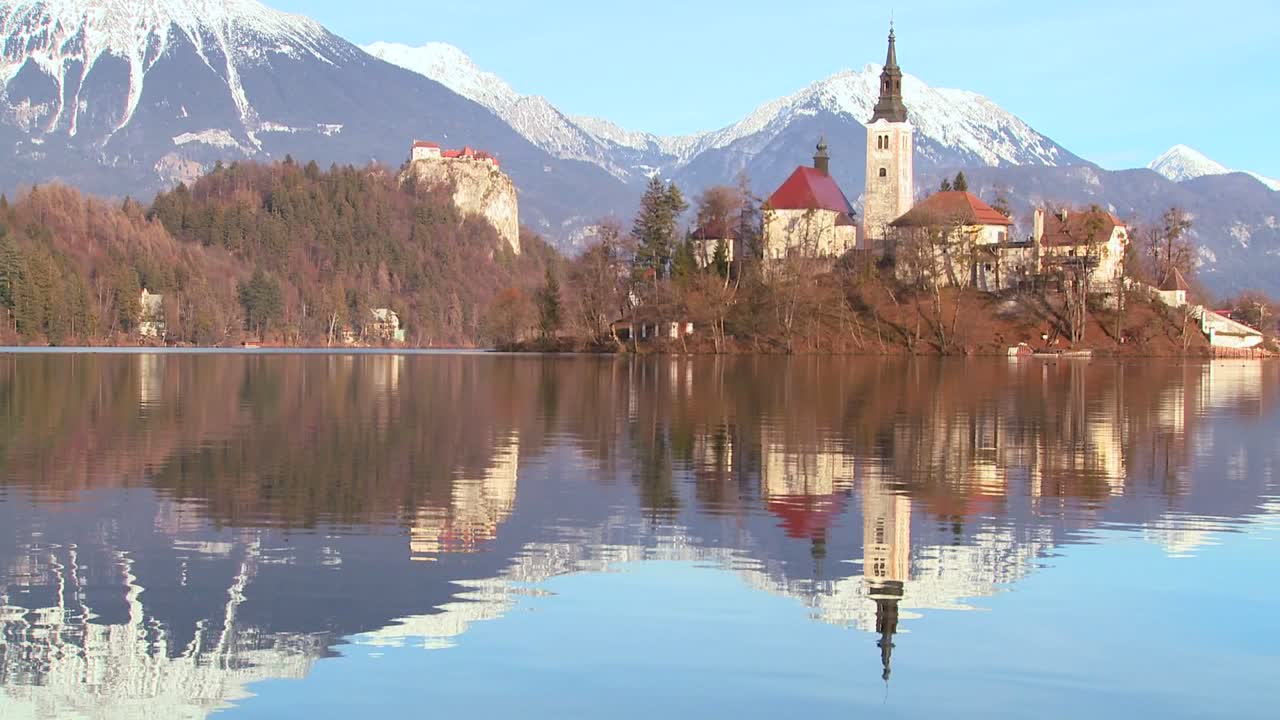 Una chiesa si erge su un'isola nel Lago di Bled, Slovenia.