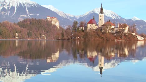 Una-Iglesia-Se-Encuentra-En-Una-Isla-En-El-Lago-Bled-Eslovenia-3