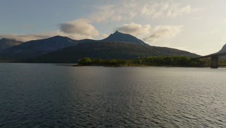 Drone-Vuela-Sobre-Aguas-Tranquilas-De-Efjorden-Cerca-Del-Puente-Kjerringstraumen-En-El-Condado-De-Nordland,-Noruega