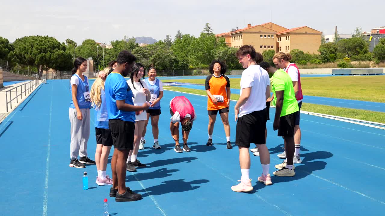 Groupe d’athlètes s’échauffant sur la piste