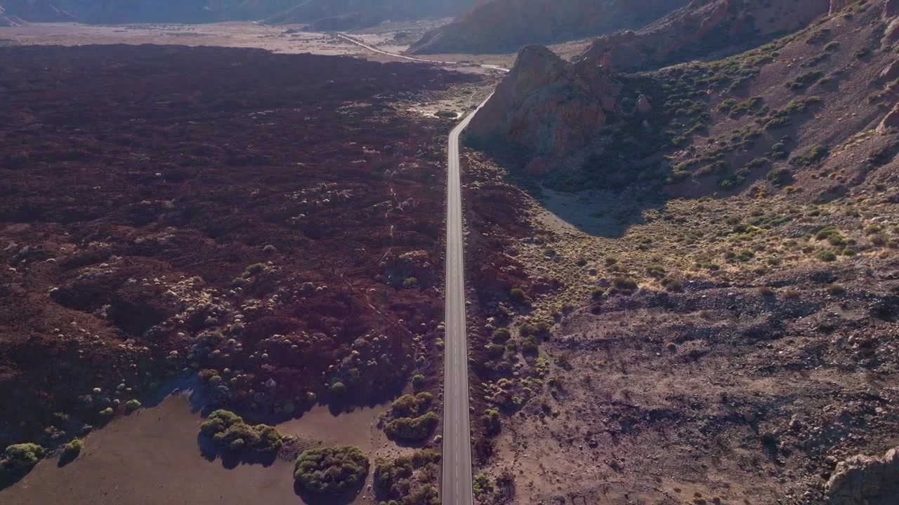 Vista cinematografica dall'alto sul Parco Nazionale del Teide dove è visibile la montagna rocciosa. Ripresa con drone dall'alto.
