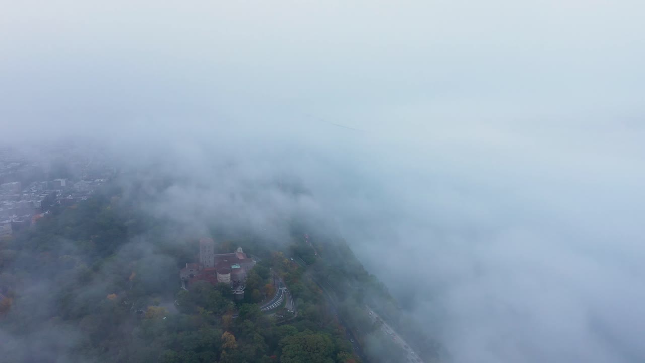 회랑과 어퍼 맨하탄 뉴욕시의 조지 워싱턴 다리의 힌트와 함께 안개 속으로 공중 상승