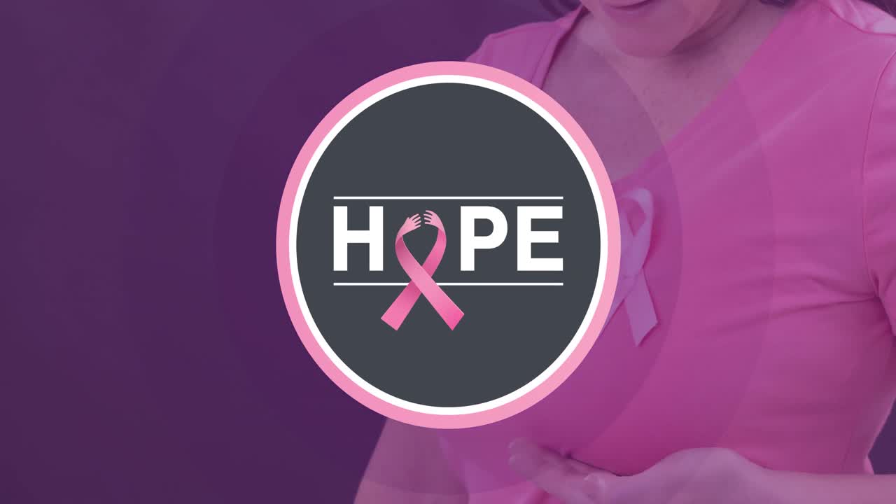 видео логотипа осведомленности о раке молочной железы над кавказской женщиной в розовой ленте осведомленности о раке