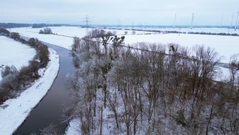 Winter-Schnee-Fluss-Holz-Wald-Bewölkter-Himmel-Deutschland