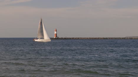 impresiones de la playa en warnemünde warnemuende cerca de rostock en una hermosa tarde de verano en alemania, europa