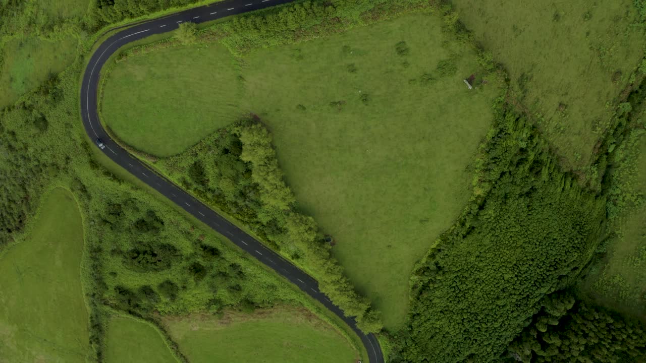 Video aereo di montagne, laghi a Flores, Azzorre, Portogallo.