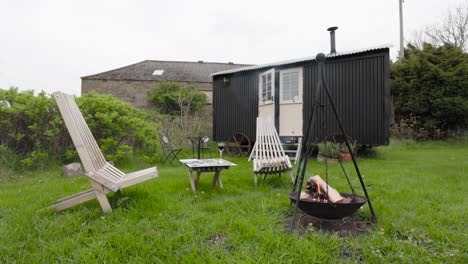 glamping en una cabaña de vacaciones con brasero