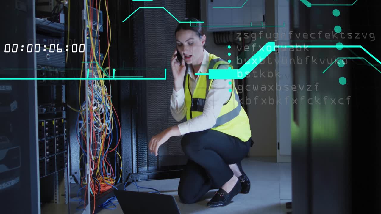animación de procesamiento de datos sobre ingeniera caucásica mujer usando computadora portátil