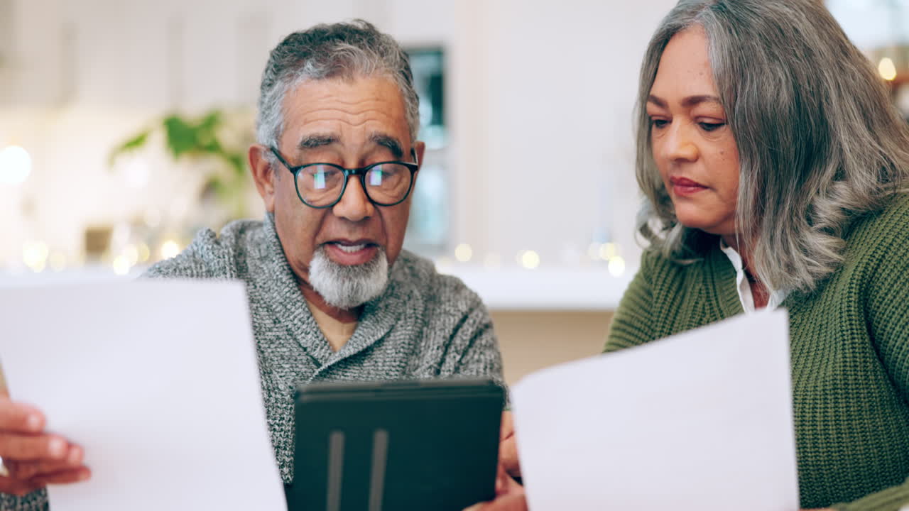 pareja mayor, financiera y planificación con impuestos