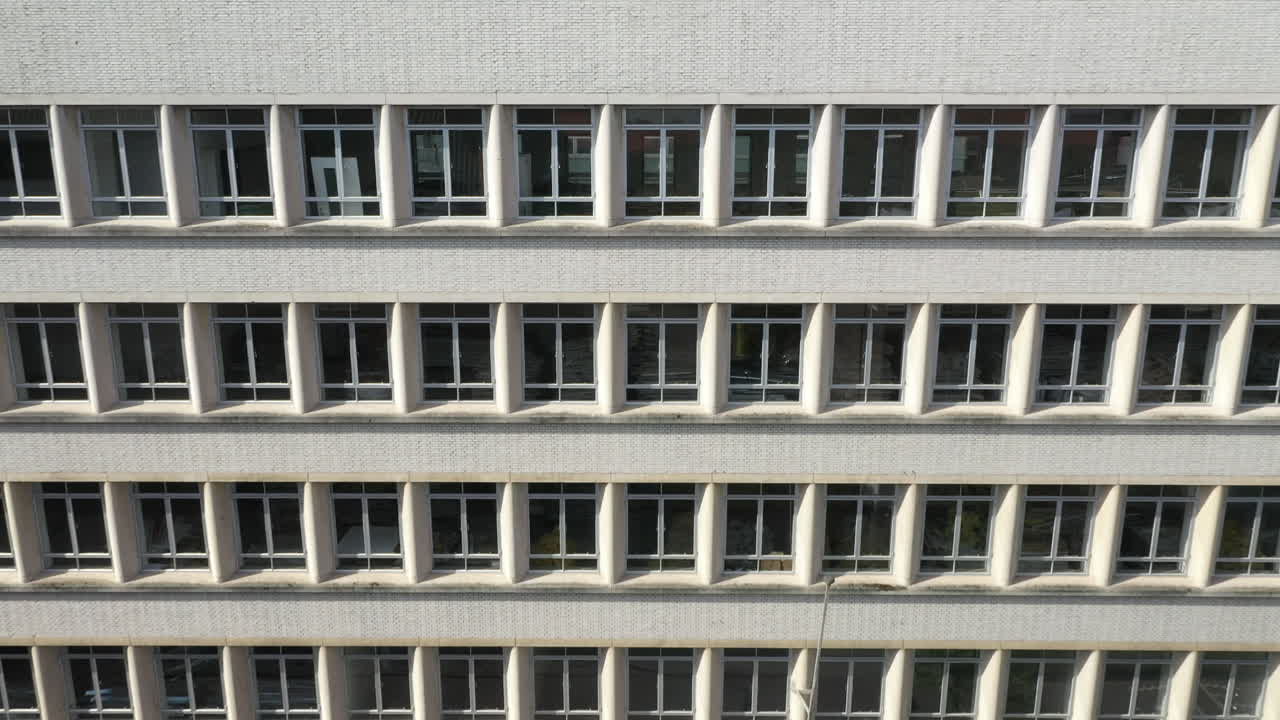 exterior y ventanas del edificio en un día soleado en rotterdam, países bajos