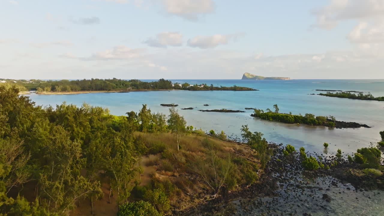 Vista aerea con drone di una spiaggia tropicale sull'isola di Mauritius, nell'Oceano Indiano