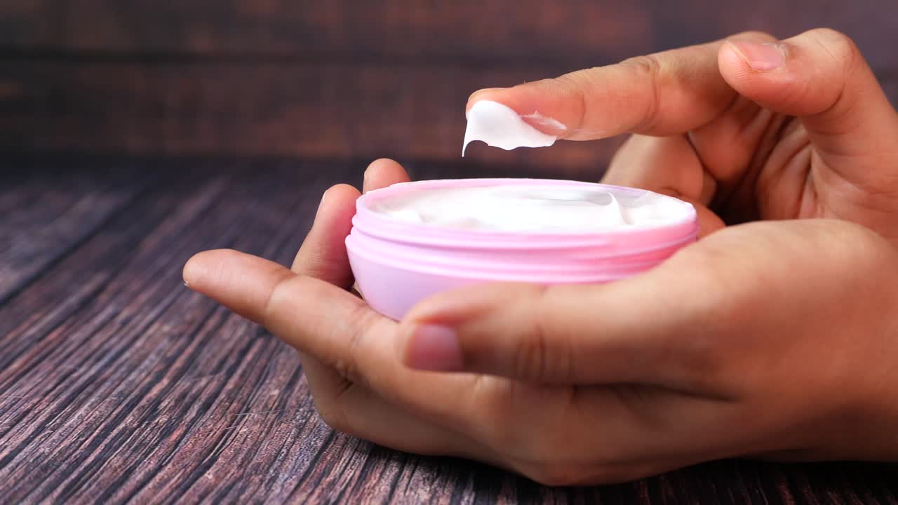 aplicación de crema para las manos