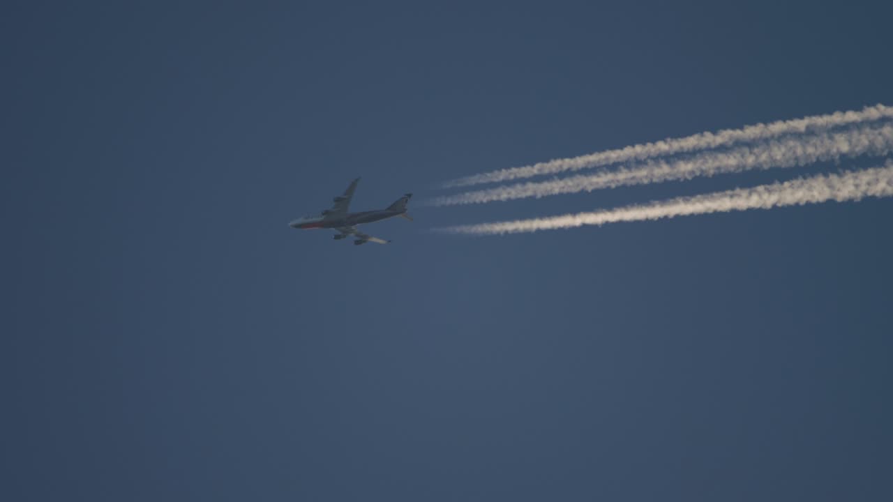 avión volando alto en el cielo