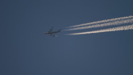 avión volando alto en el cielo