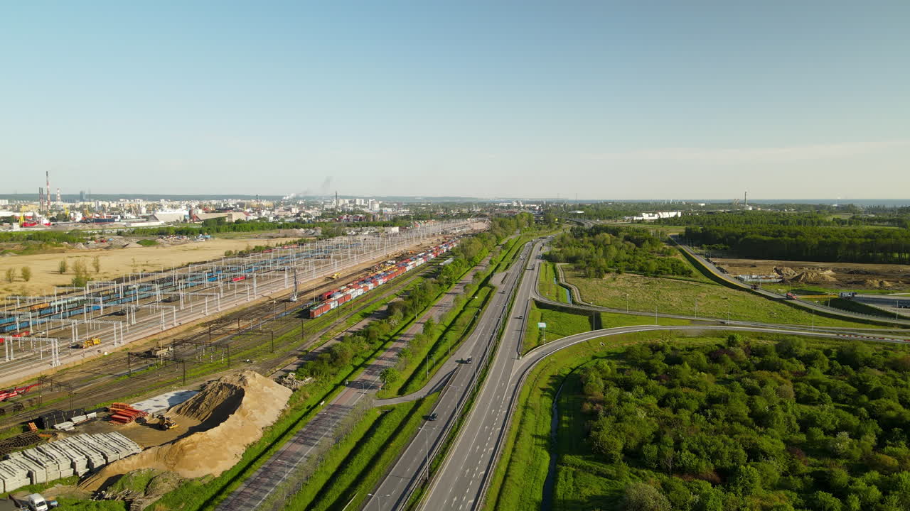 plano general aéreo que muestra varias estaciones de ferrocarril, carreteras y fábricas industriales en segundo plano