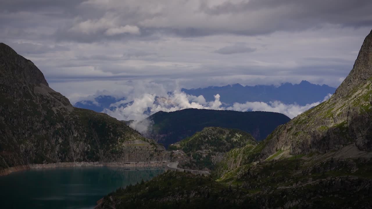 close up del lapso de tiempo de las nubes sobre el lago emosson en los alpes suizos