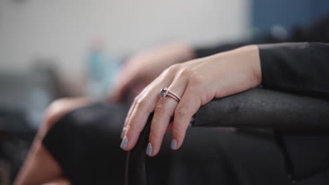 Una-Foto-De-Un-Anillo-De-Bodas-En-El-Dedo-De-Una-Mujer