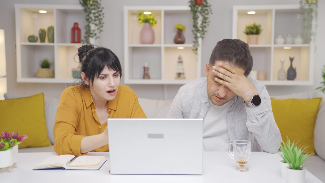 노트북에서 본 것에 대해 좌절한 커플.