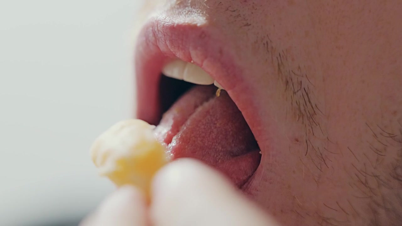 Close-up Pria Makan Segmen Jeruk Mandarin Segar yang Berair, Gerak Lambat