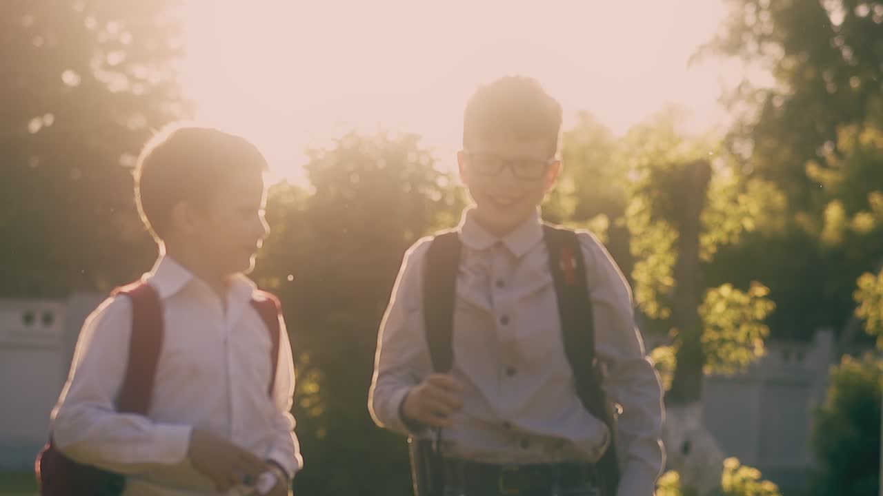 행복 한 작은 남자 들 은 시험 을 통과 한 후 에 책 들 을 버린다