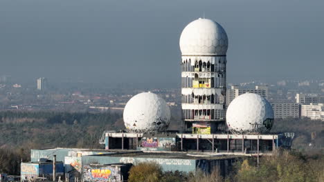 edificio abandonado de la antigua estación de escucha estadounidense en la cima de la colina de teufelsberg, berlín en alemania