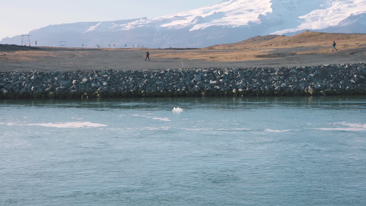 скандинавский пейзаж на берегу арктического океана с камнями и дрейфующим льдом
