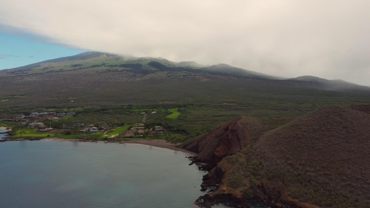 하와이의 마우이 카운티의 아름다운 사우스 마우이 해변을 포착한 에픽 에어리얼 뷰