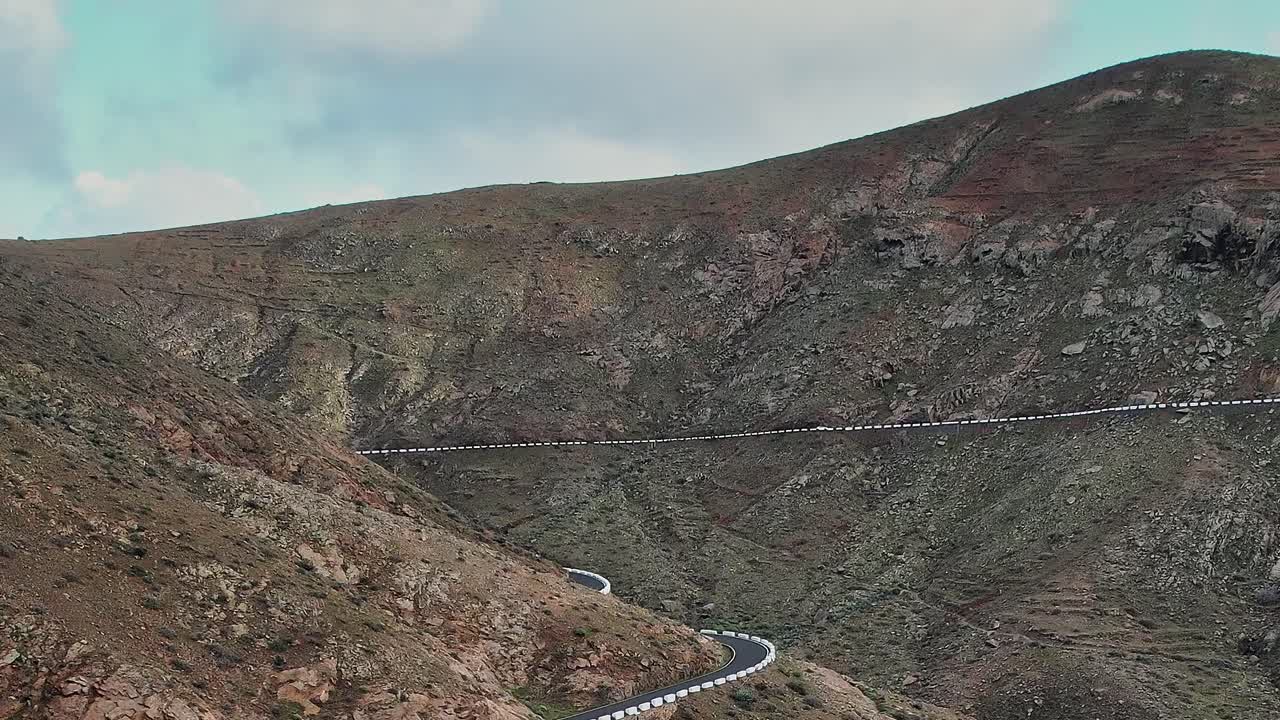Strada tortuosa attraverso le colline di Fuerteventura in Spagna