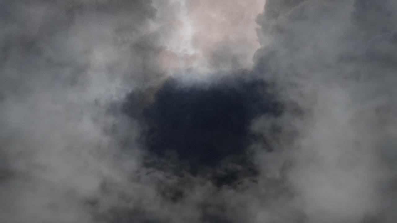 관점, 어두운 적운 구름 내부에서 타는 뇌우